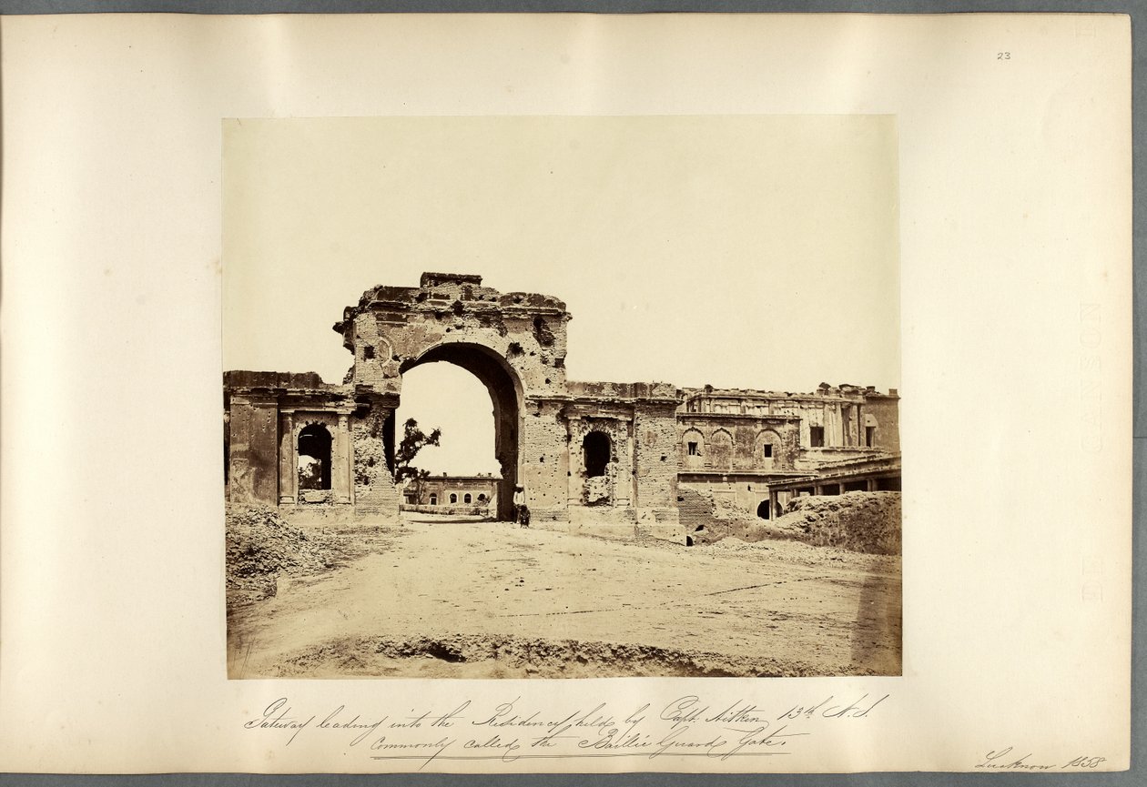 Poort die leidt naar de Residentie, Lucknow door Felice Beato