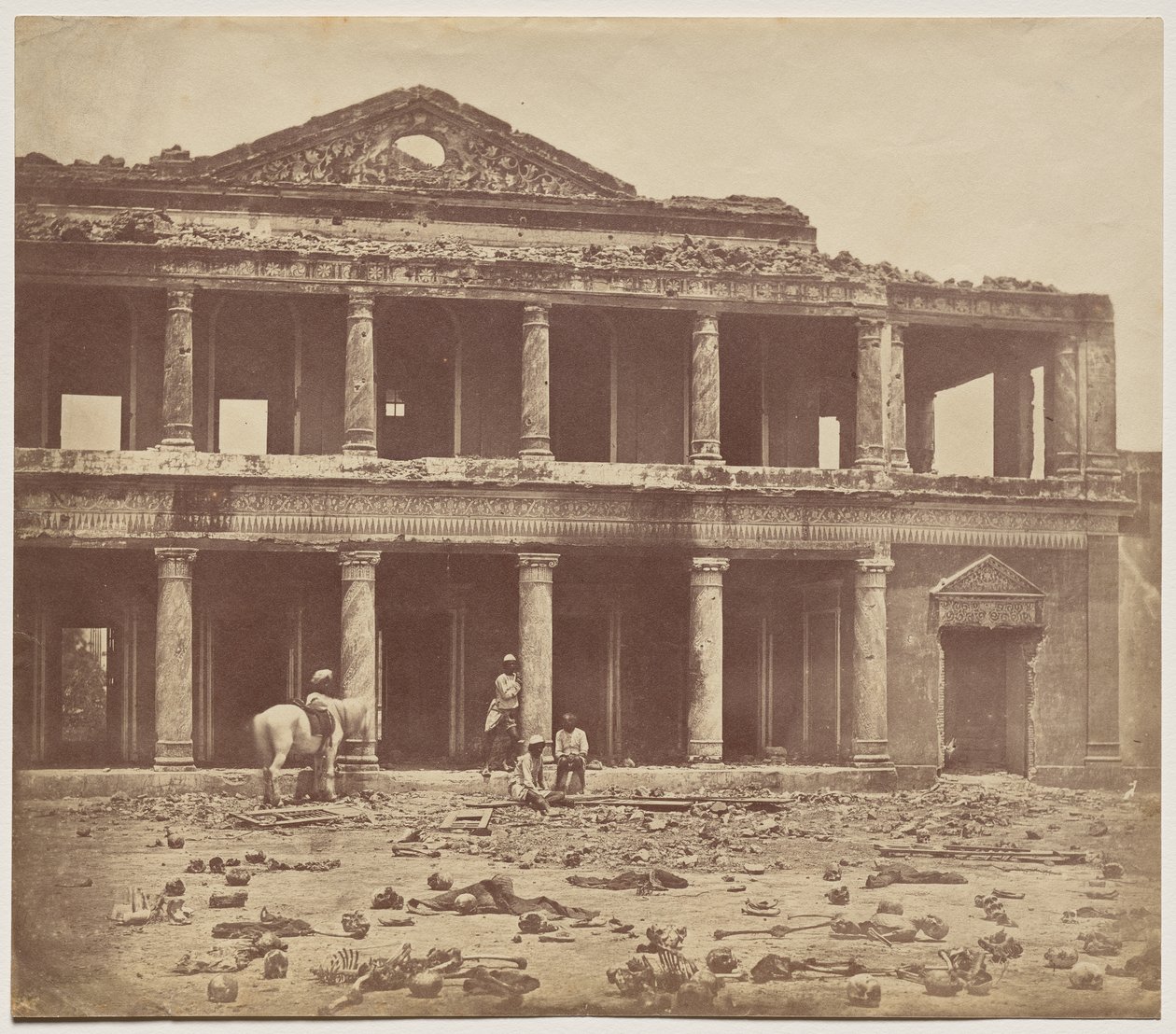 Interieur van de Secundra Bagh na de Slachting van 2.000 Rebellen door de 93e Highlanders en 4e Punjab Regiment door Felice A. Beato