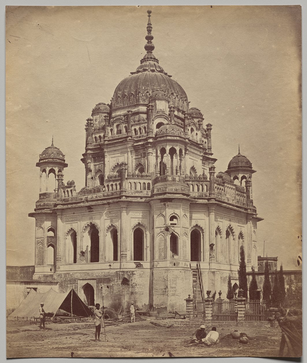 Het Graf van Saadat Ali in het Kaiserbagh Paleis door Felice A. Beato