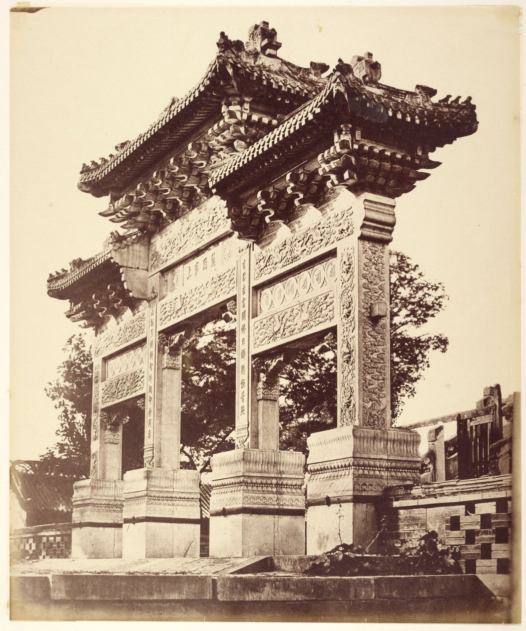 Boog in de Lama Tempel bij Pekin, oktober 1860 door Felice Beato