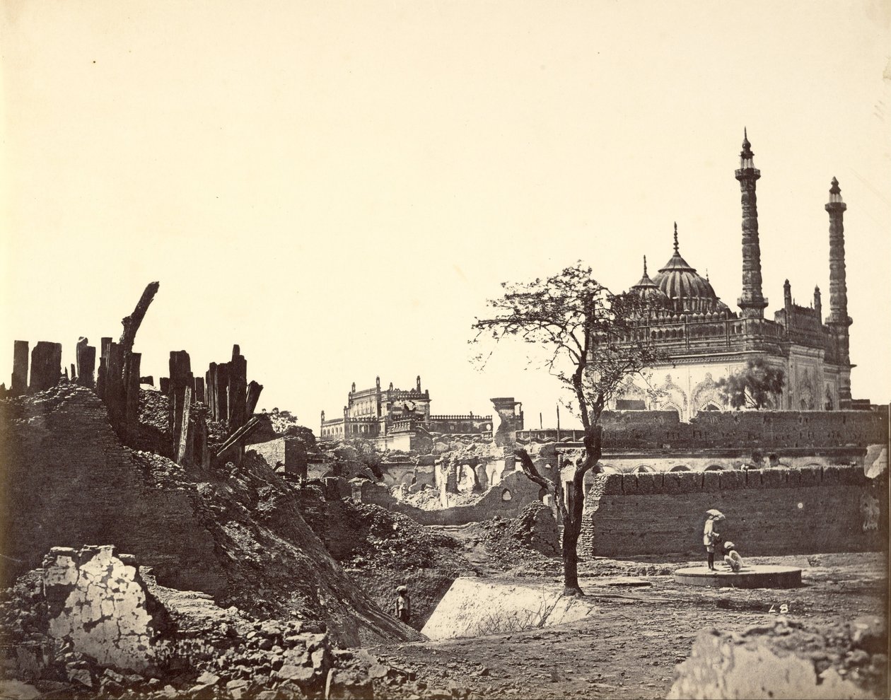 Batterij bij de Begum Kotie. Tweede aanval van Sir Colin Campbell in maart 1858 door Felice Beato