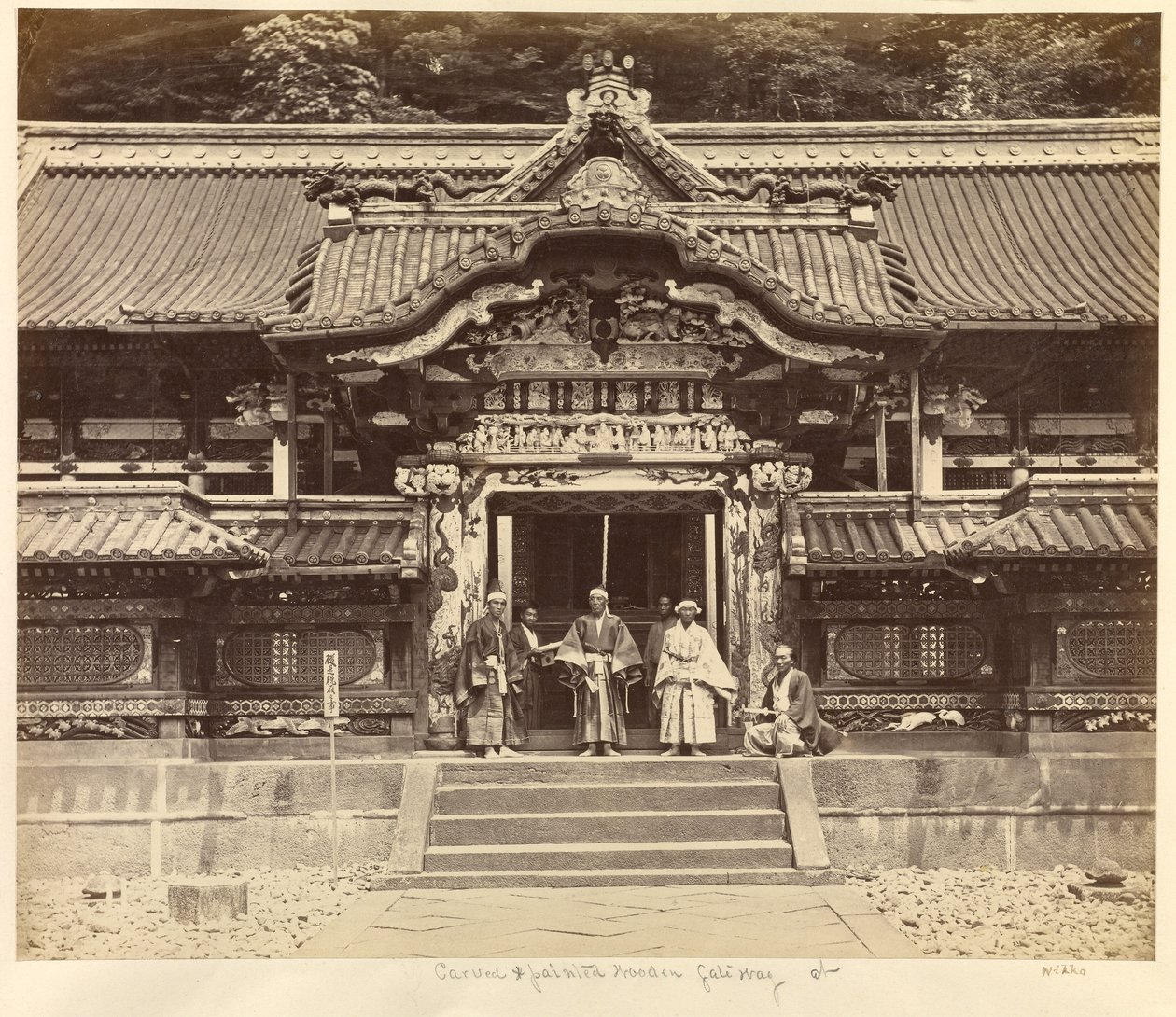 Gesneden en beschilderde poort in Nikko door Felice Beato
