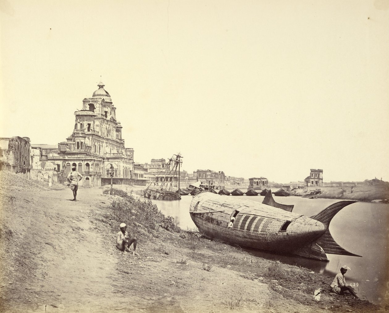 Chutter Manzil Paleis, met de Koningsboot in de Vorm van een Vis op de Gomti Rivier door Felice Beato