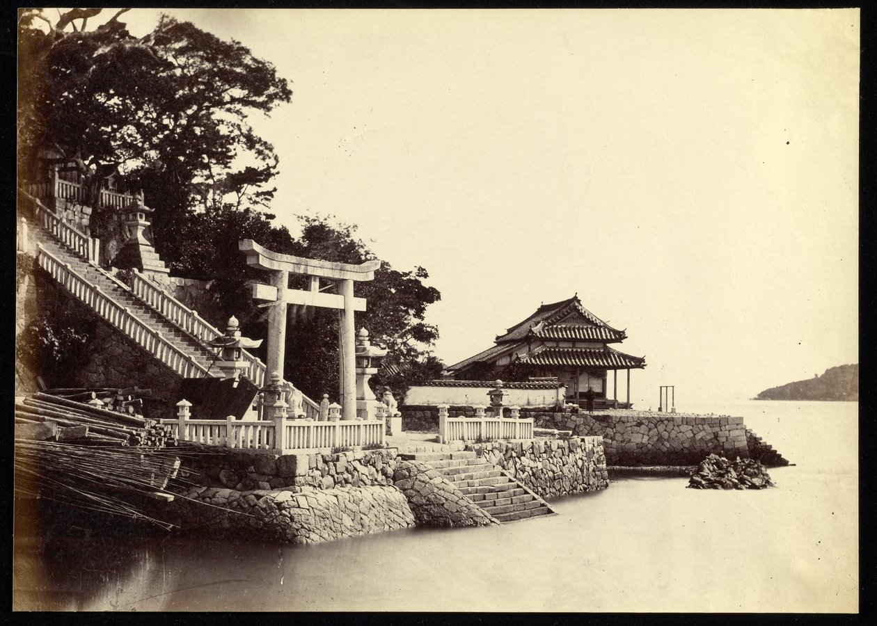 Ingang van de tempel van Kami-Hamayou in Shimonoseki door Felice Beato