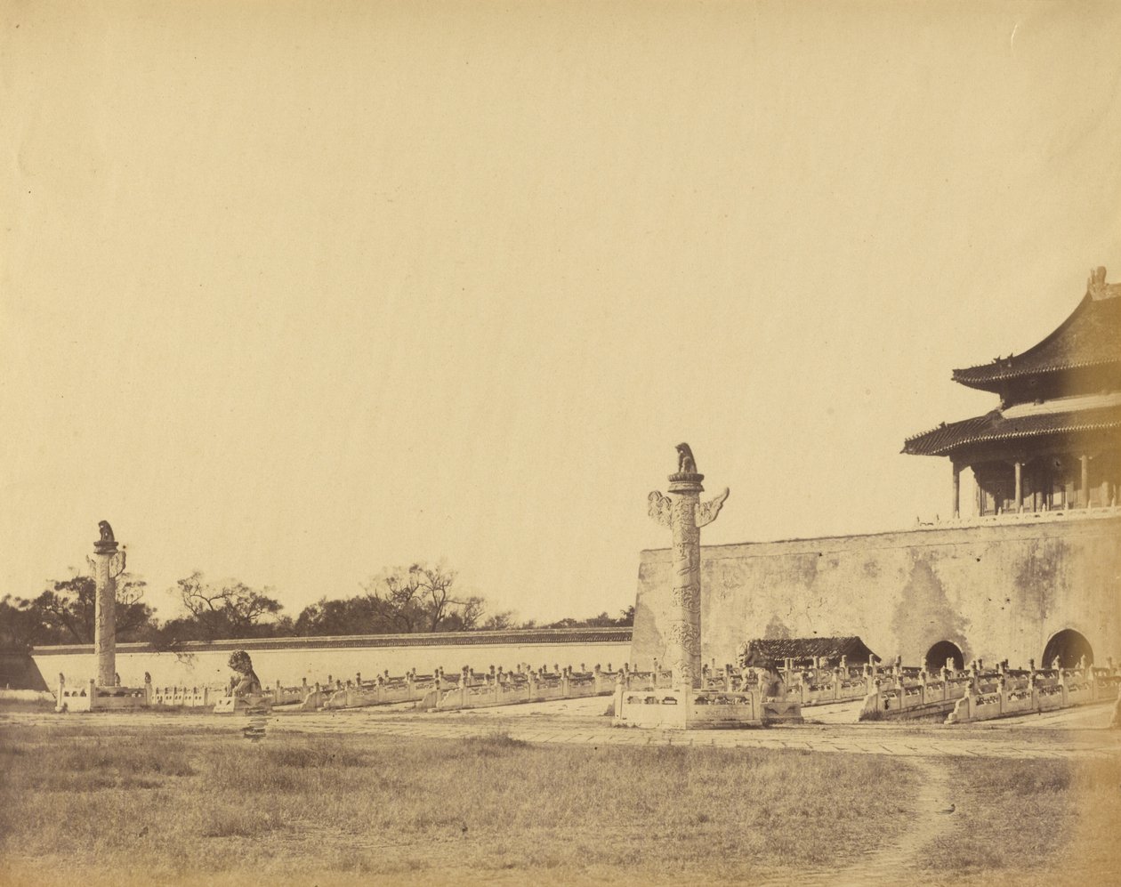 Ingang tot het Winterpaleis, Pekin, oktober 1860 door Felice Beato