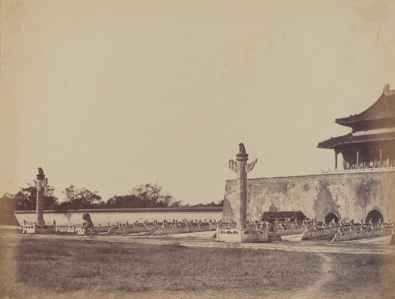 Ingang van het Winterpaleis, Peking, 29 oktober 1860 door Felice Beato