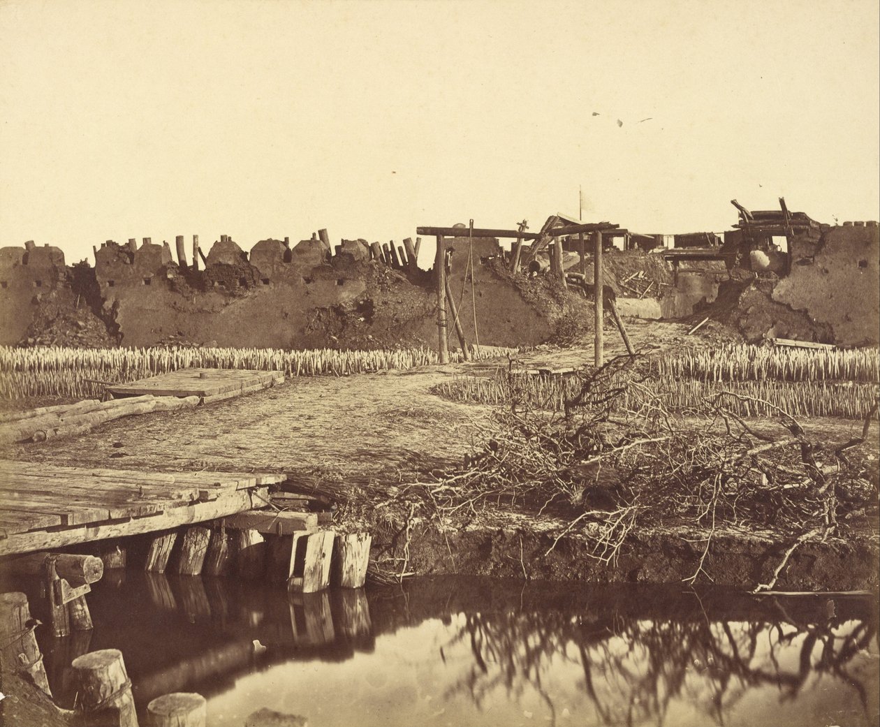 Exterieur van het Noord Fort, Tonend de Engelse Ingang door Felice Beato