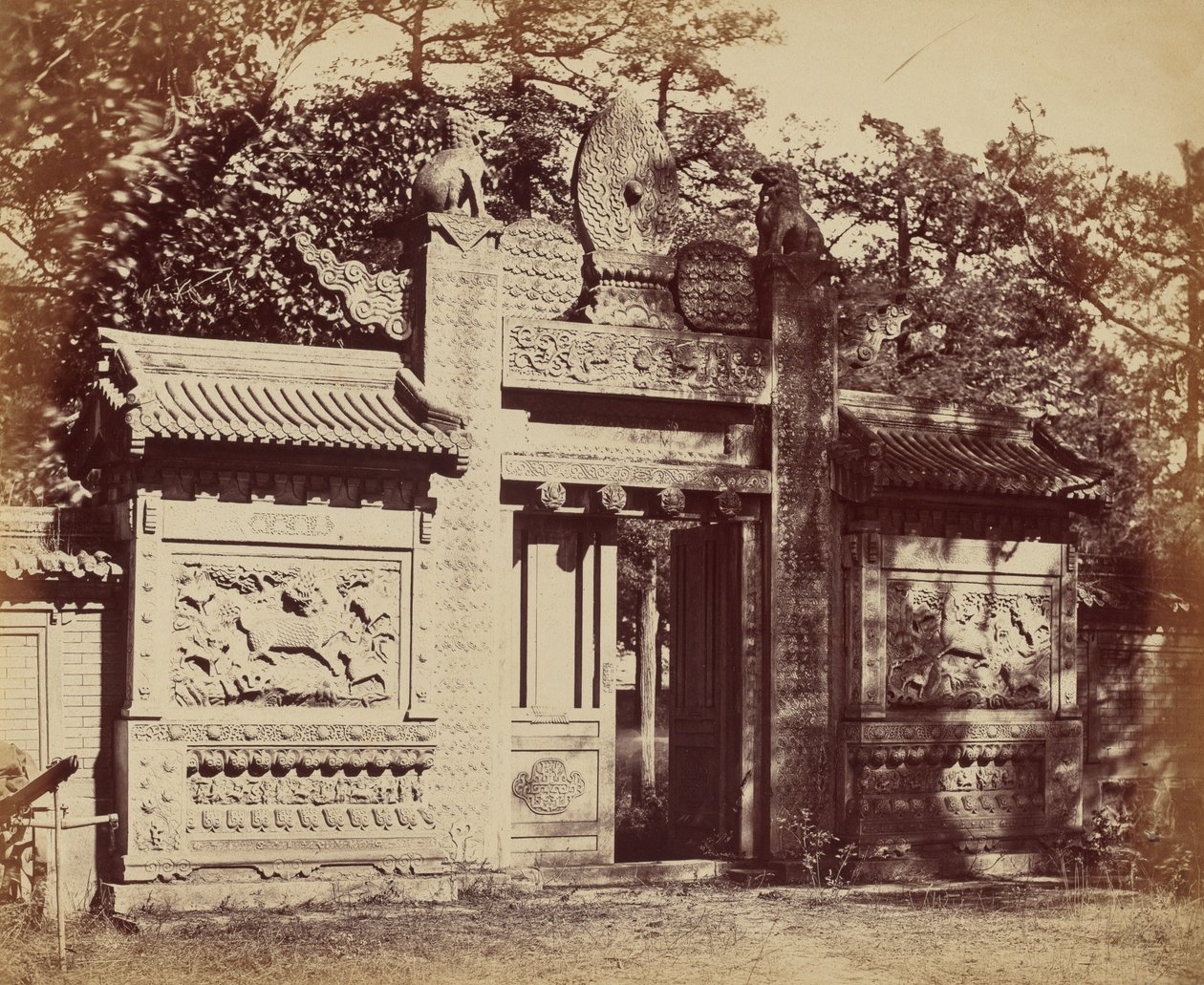 Exterieur van het Grafdepot bij Peking, Oktober 1860 door Felice Beato