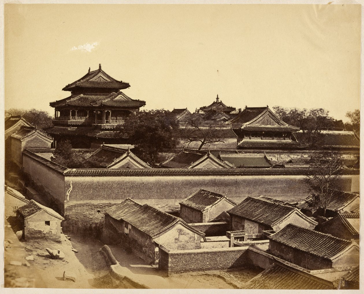 [Eerste uitzicht in Peking vanaf de Anting Poort]. door Felice Beato
