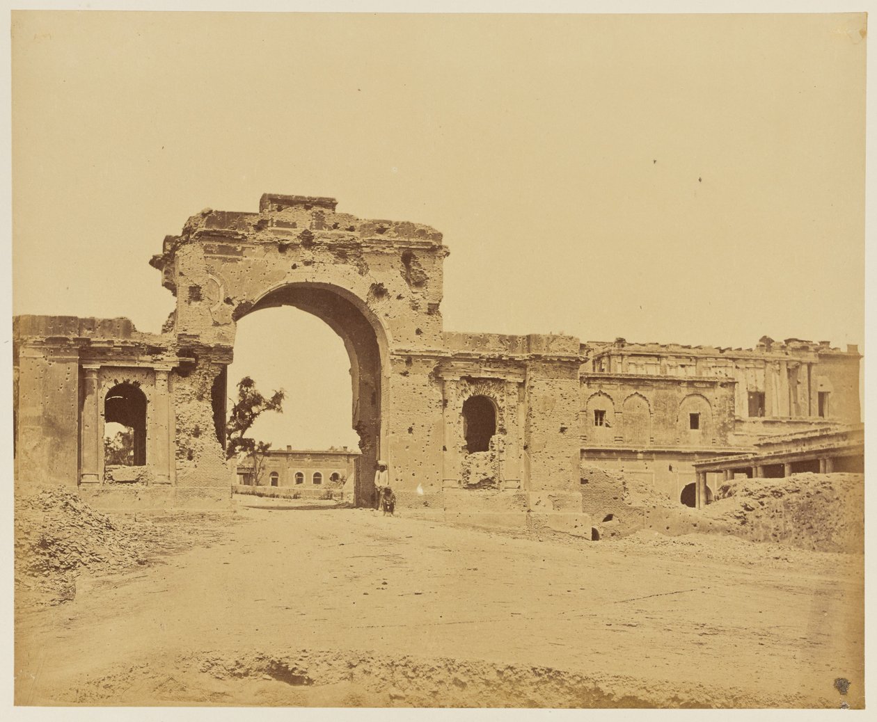 [Poort die leidt naar de Residentie, gewoonlijk de Bailee Wachtpoort, gehouden door Luitenant-kolonel R.H.M. Aitken, van de 13e Bengaalse Inheemse Infanterie]. door Felice Beato