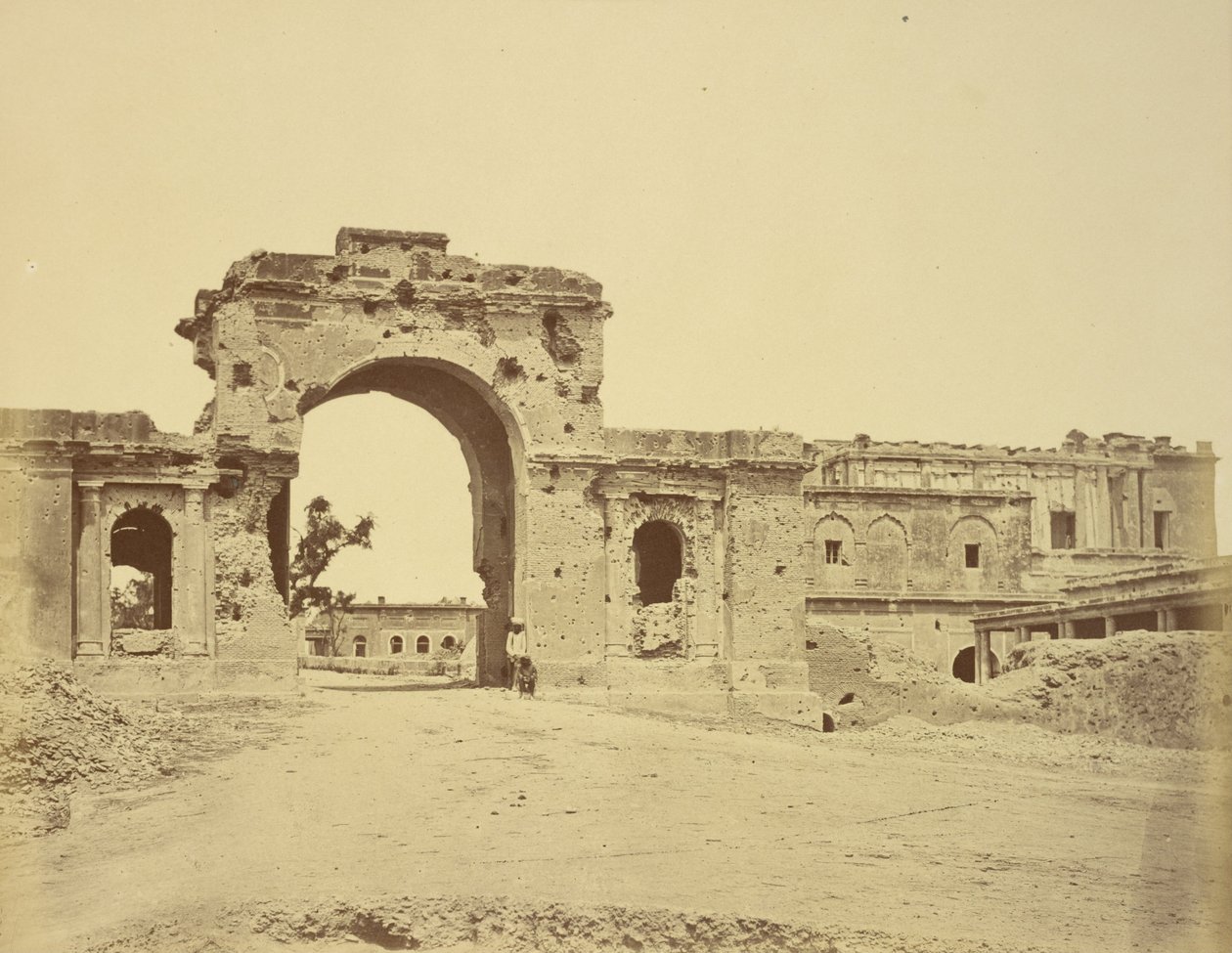Poort naar de Residentie, gewoonlijk de Bailee Guard Gate, gehouden door luitenant-kolonel R.H.M. Aitken, van het 13e Bengal Native door Felice Beato
