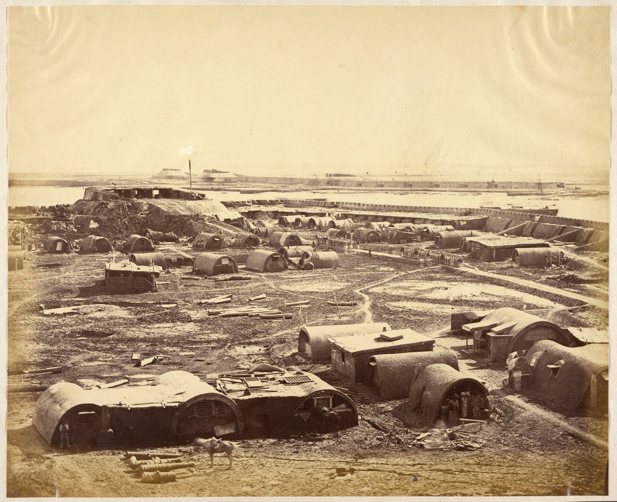 [Interieur van Noord Fort met het Chinese kampement]. door Felice Beato