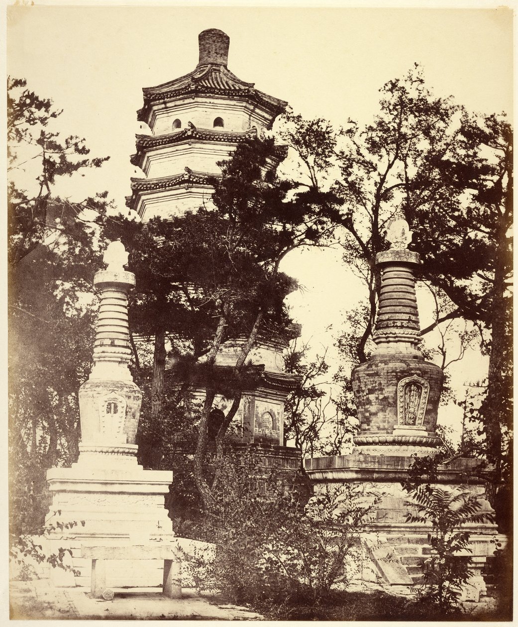 [Pagode op de heuvel - Zomerpaleis, Yuen-Ming-Yuen, Peking]. door Felice Beato