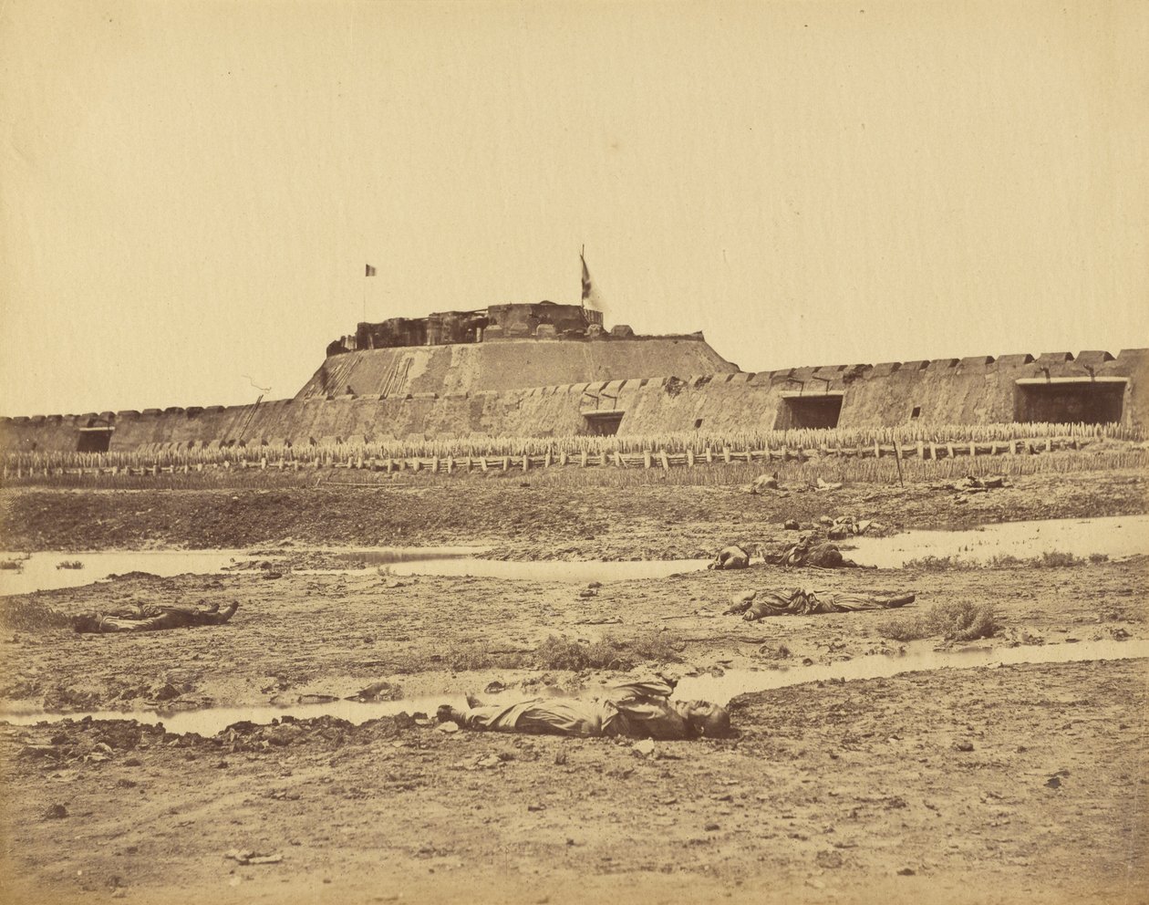 Achterkant van het Noordfort met de aftocht van het Chinese leger, 21 augustus 1860 door Felice Beato