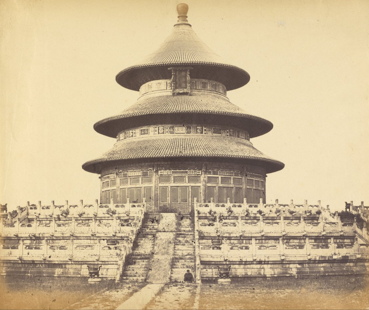 Heilige Tempel van de Hemel waar de keizer eenmaal per jaar offert in de Chinese stad Peking, oktober door Felice Beato