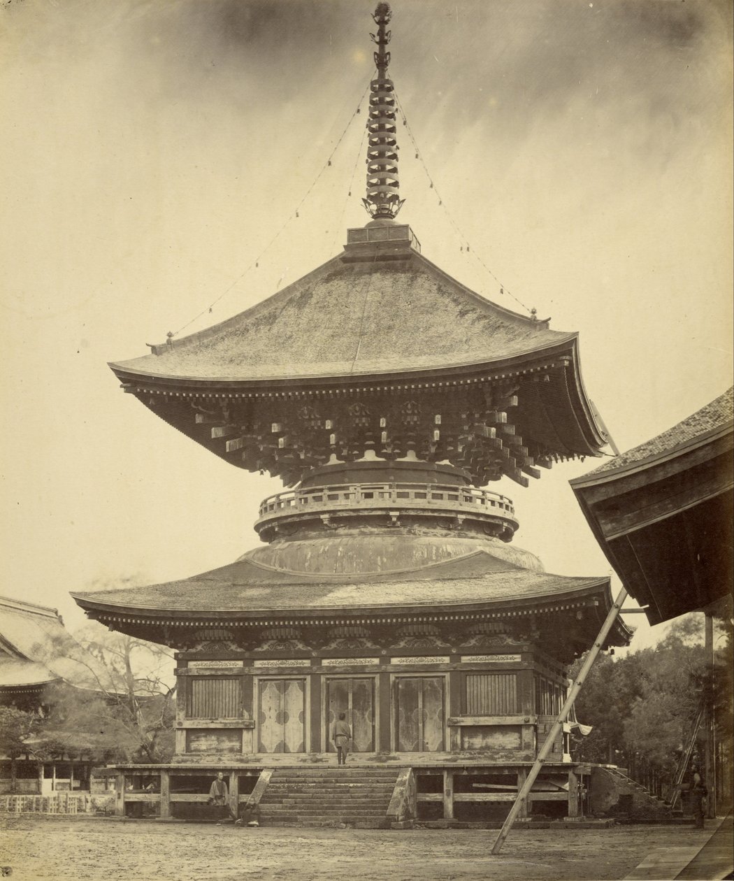 Eénverdiepingspagode, Hachiman-schrijn, Kamakura door Felice Beato