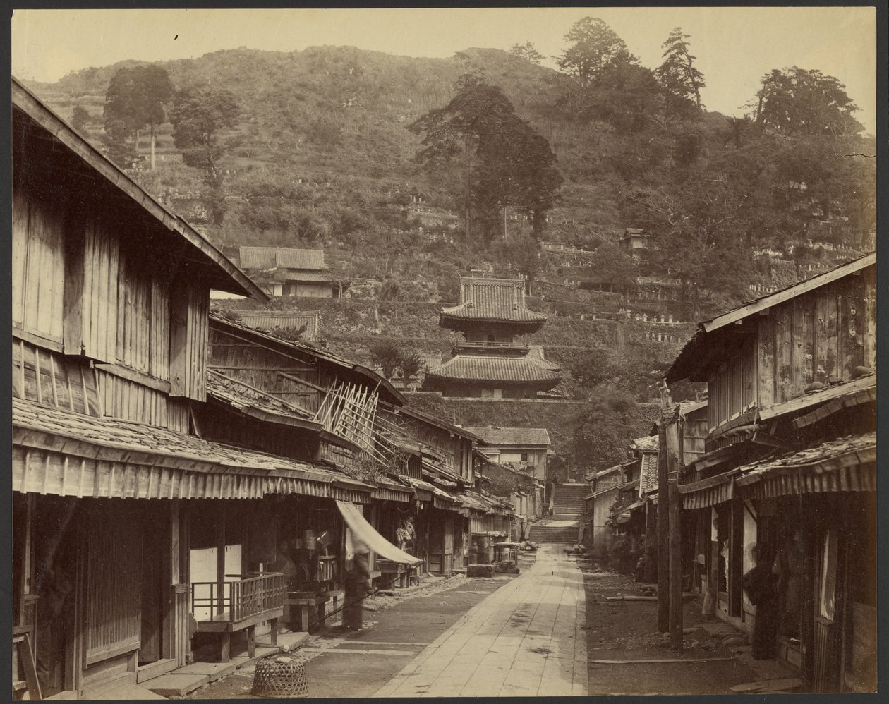 Temple Street, Native Town, Nagasaki door Felice Beato