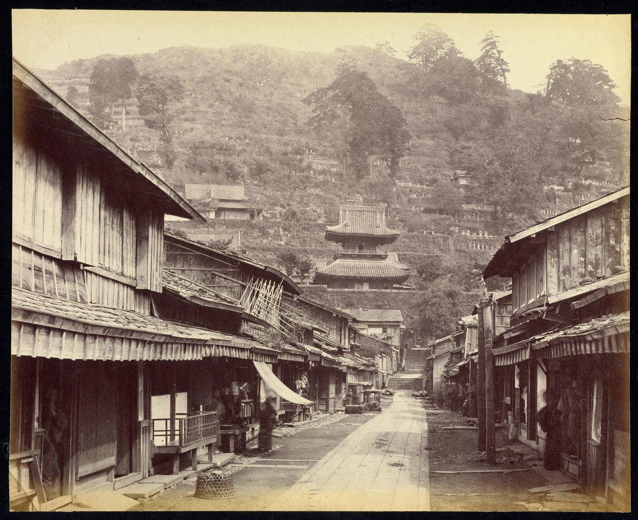 Temple Street, Native Town, Nagasaki door Felice Beato