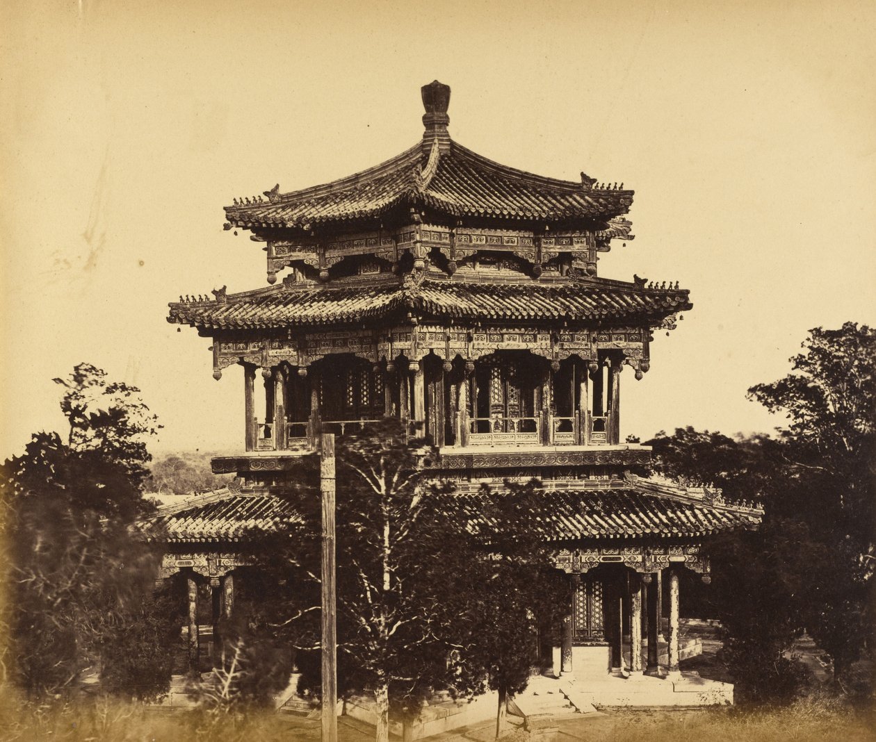 [Het grote keizerlijke paleis (Yuan Ming Yuan) voor de brand, Pekin, 18 oktober 1860]. door Felice Beato
