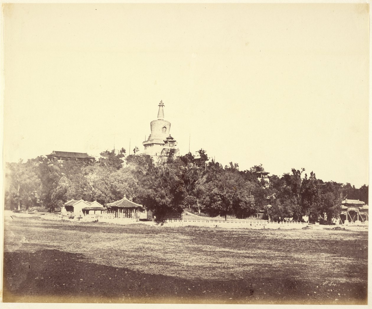 [De Grote Pagode in het Keizerlijk Winterpaleis, Peking]. door Felice Beato