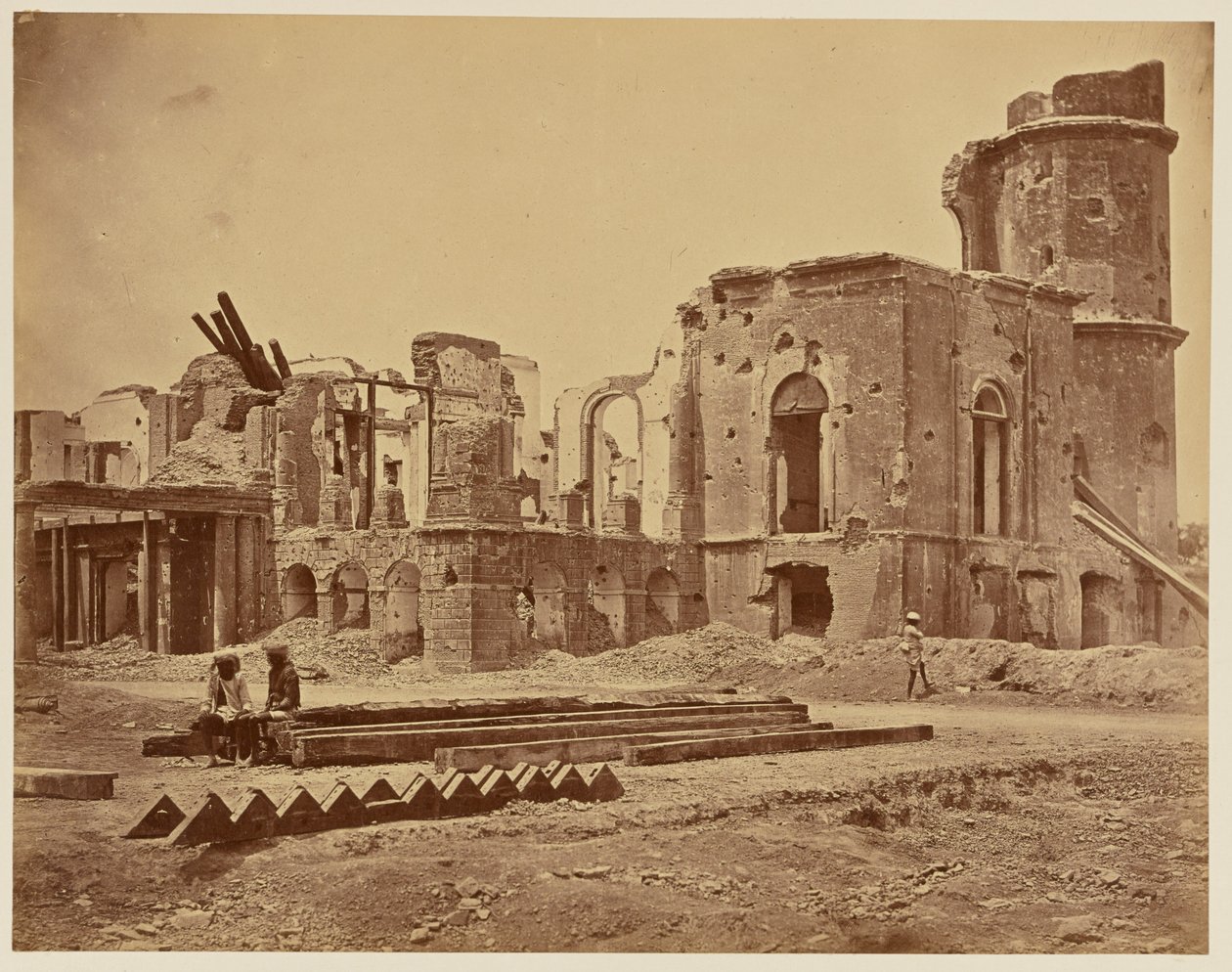 [De residentie vanaf de voorkant, met de kamer waarin Sir Henry Lawrence werd gedood]. door Felice Beato