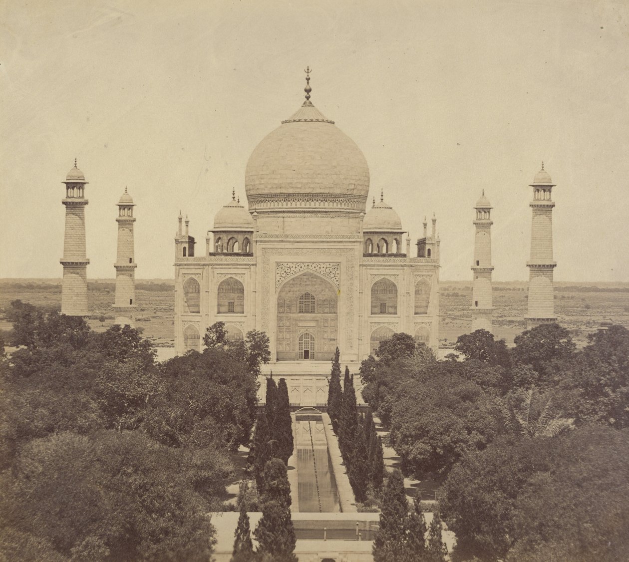 [De Taj Mahal vanaf de toegangspoort]. door Felice Beato