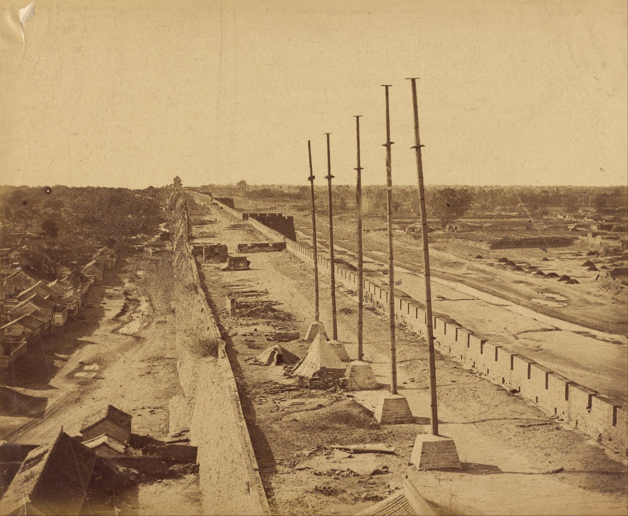 Top van de Muur van Antin Gate ingenomen door Britse en Franse troepen, 21 oktober 1860 door Felice Beato