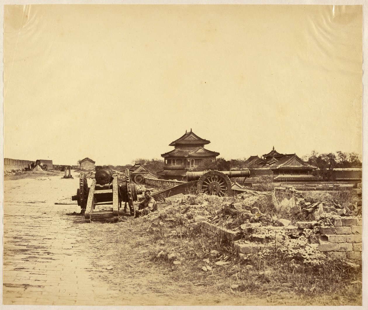[Top van de Muur van Peking In bezit genomen op 14 oktober 1860 met de Chinese kanonnen gericht op onze batterijen]. door Felice Beato