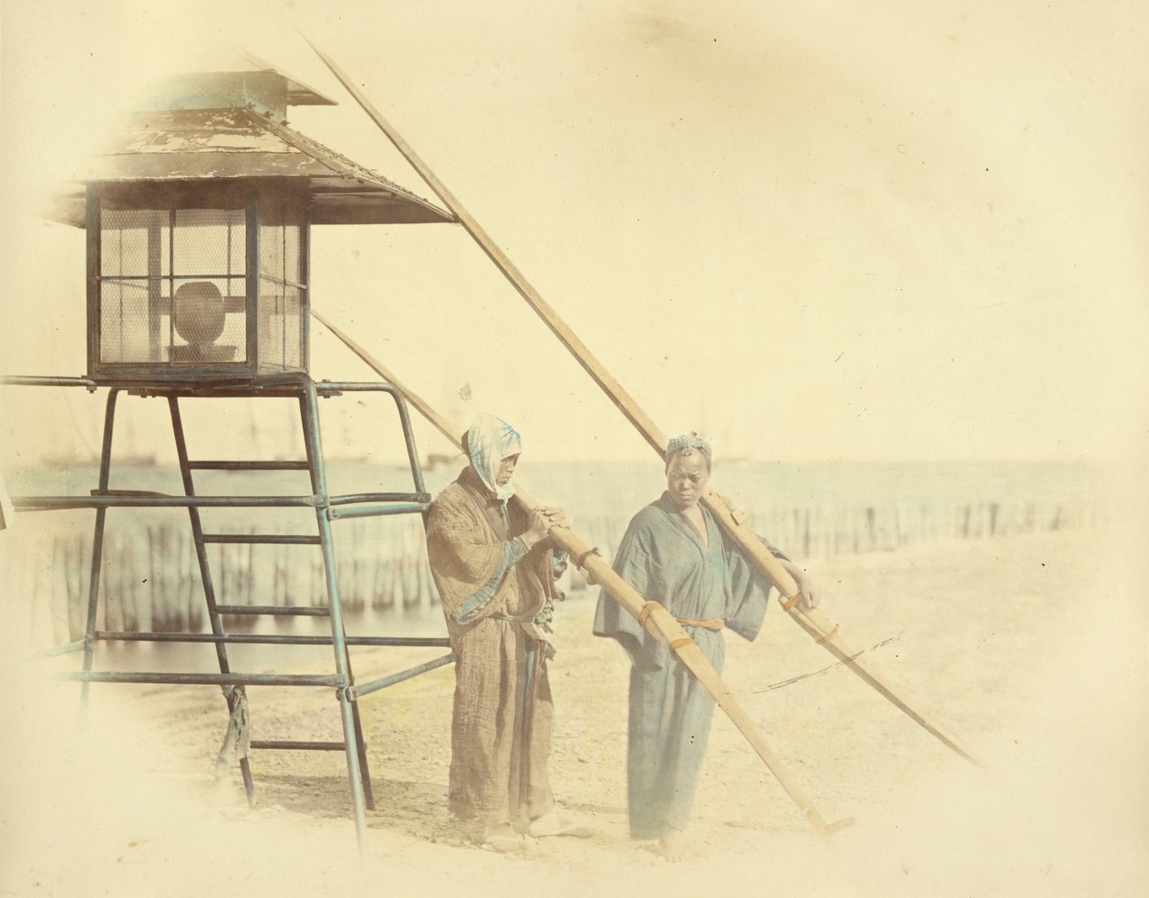 [Twee mannen met roeispanen staan naast een lantaarn]. door Felice Beato