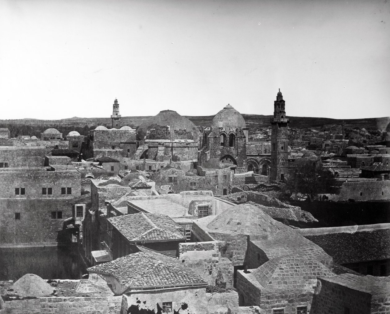 Uitzicht op de Kerk van het Heilig Graf en de Vijver van Hizkia, Jeruzalem, 1857 door Felice Beato