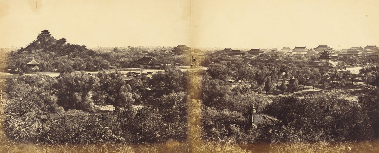 Uitzicht op het Keizerlijk Winterpaleis, Peking, met de Kunstmatige Heuvel, 29 oktober 1860 door Felice Beato
