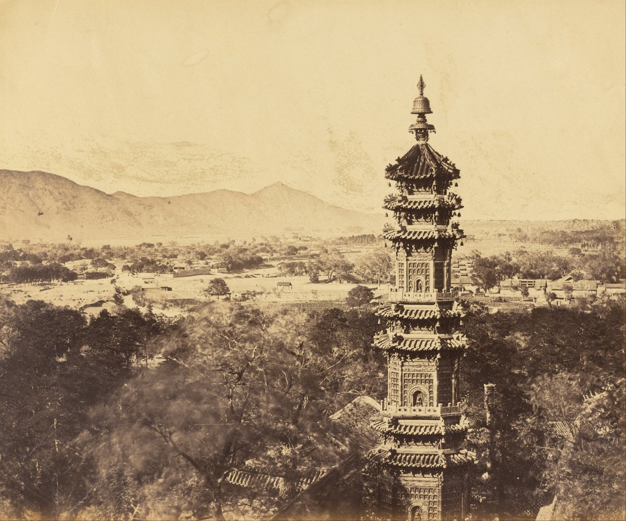 Zicht op het Zomerpaleis. Yuan Ming Yuan Pagode. Voor de brand, Peking, 18 oktober 1860 door Felice Beato