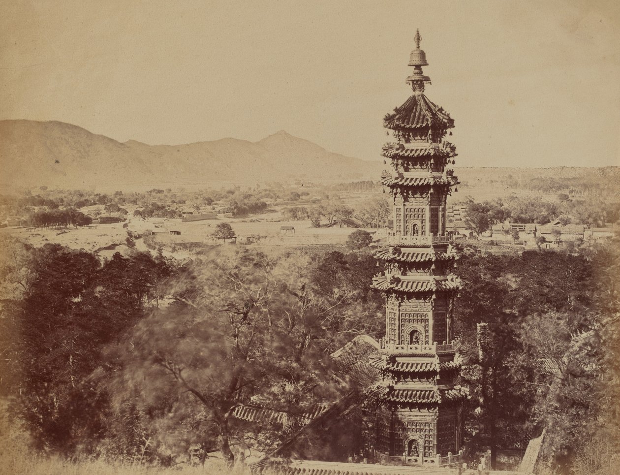 Uitzicht op het Zomerpaleis Yuen Min Yuen, Peking, met de Pagode..., oktober 1860, 1860 door Felice Beato