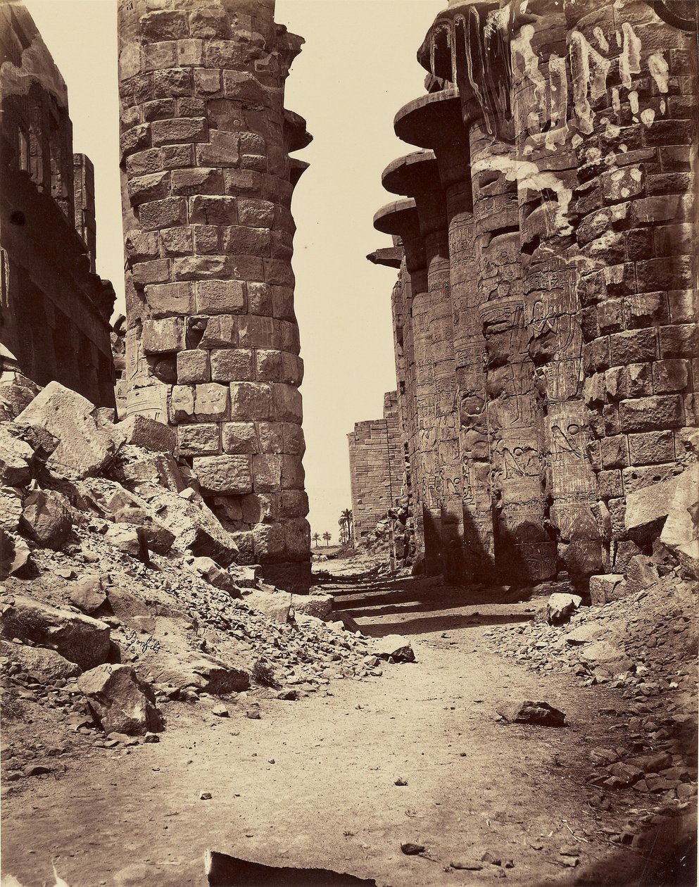 Middengang van de hypostylezaal, gezien vanuit het oosten (Karnak) - Thebe door Félix Bonfils