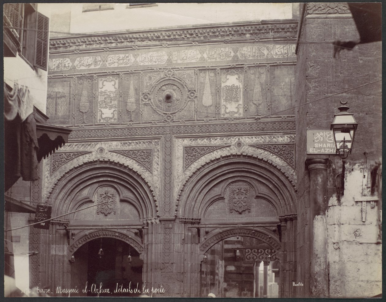 Caïro. El-Arhar-moskee, details van de deur door Félix Bonfils