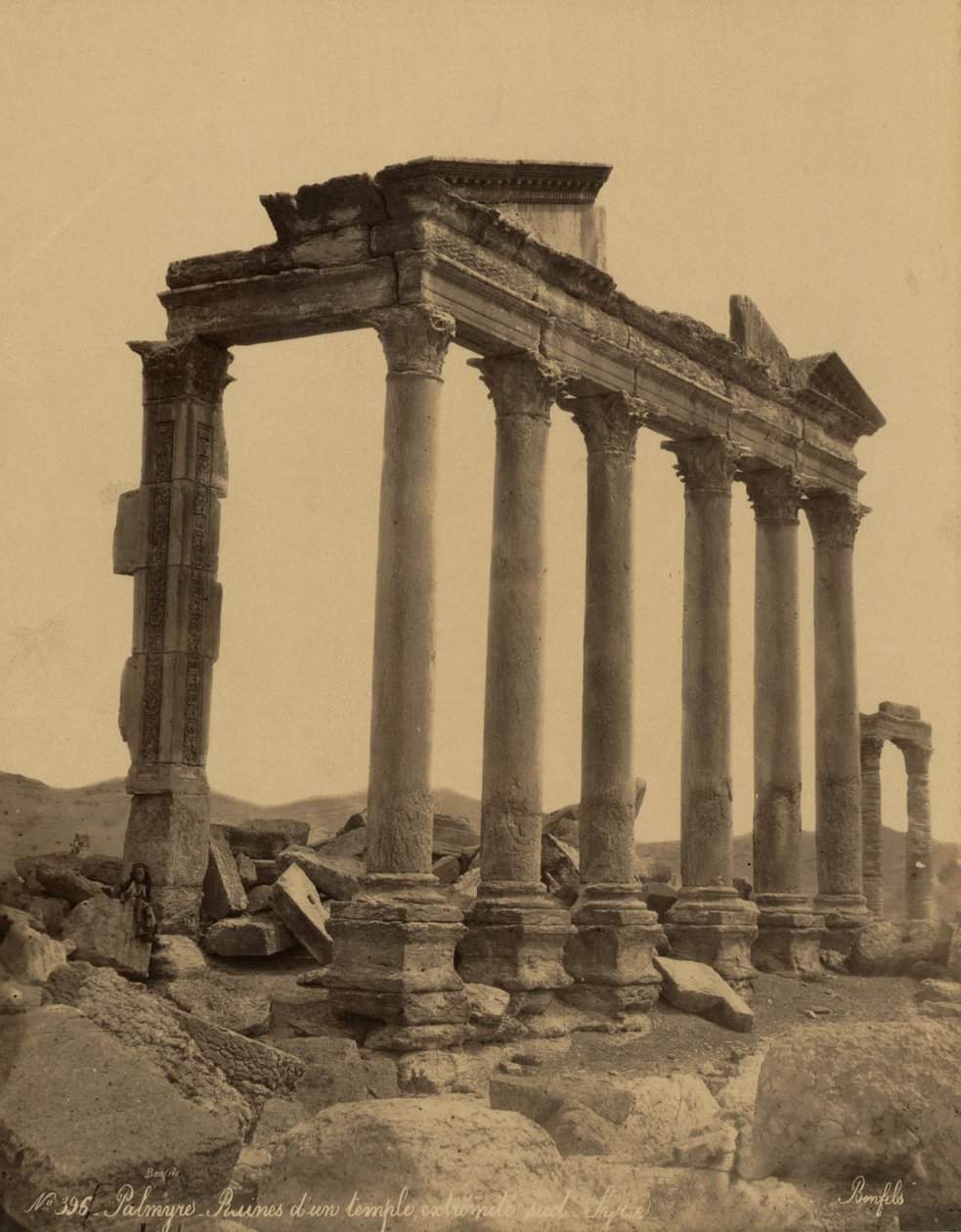Zuilengang en resten van de tempel in Palmyra, Syrië door Félix Bonfils