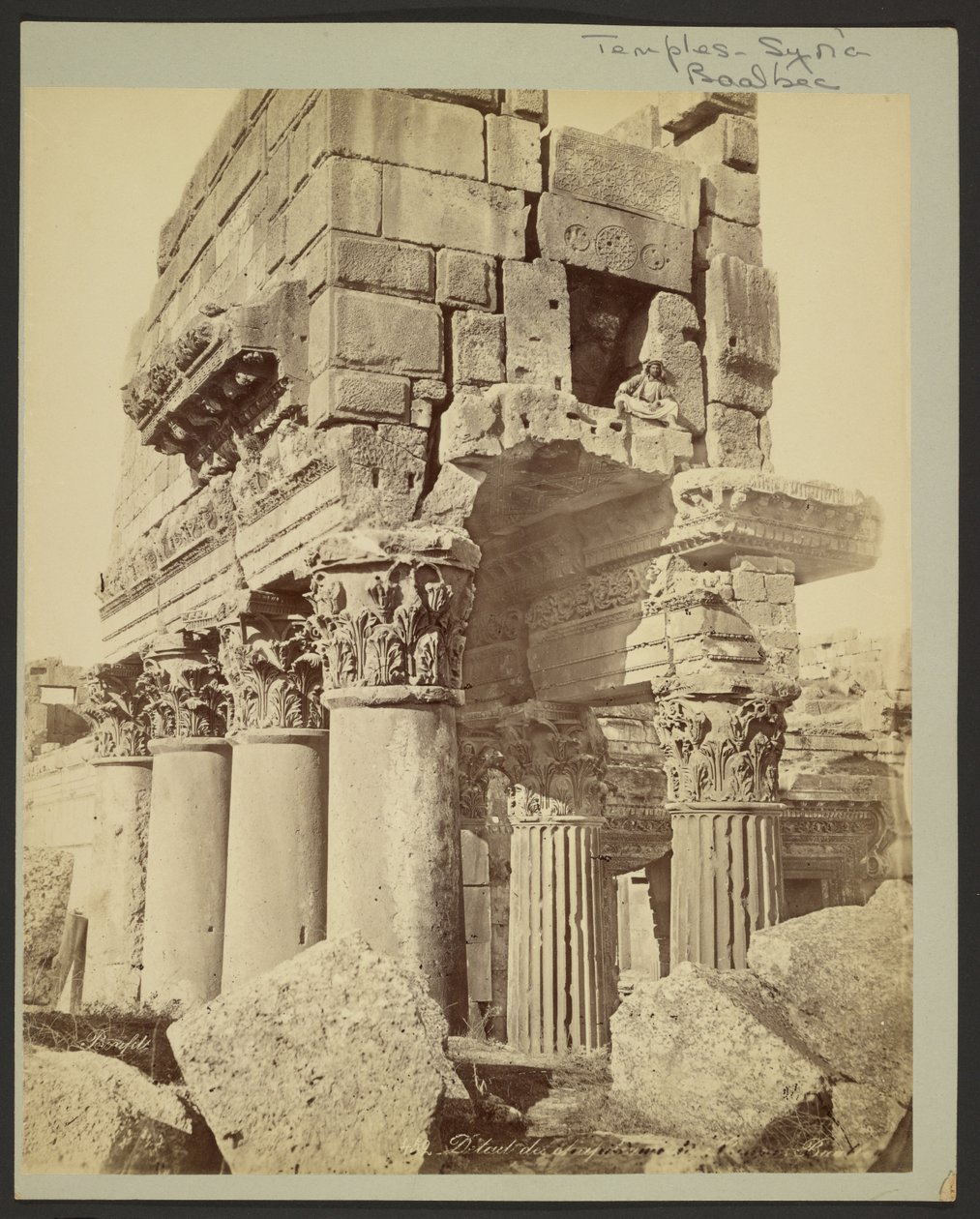 Detail van de kapitelen van de pronaos van Baalbek door Félix Bonfils