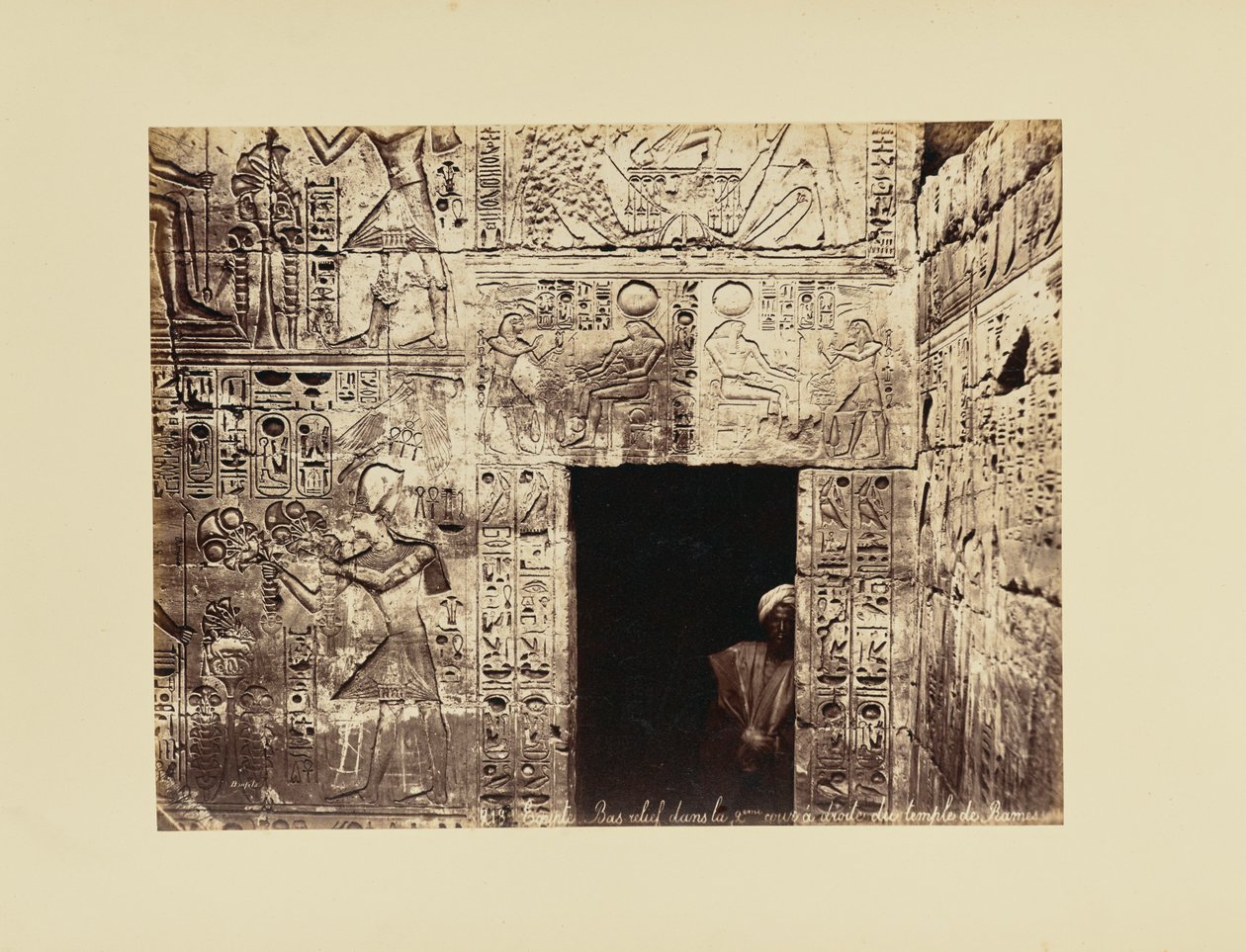 Egypte. [sic] Laagreliëf in de tweede binnenplaats, rechts van de tempel van Ramses door Félix Bonfils
