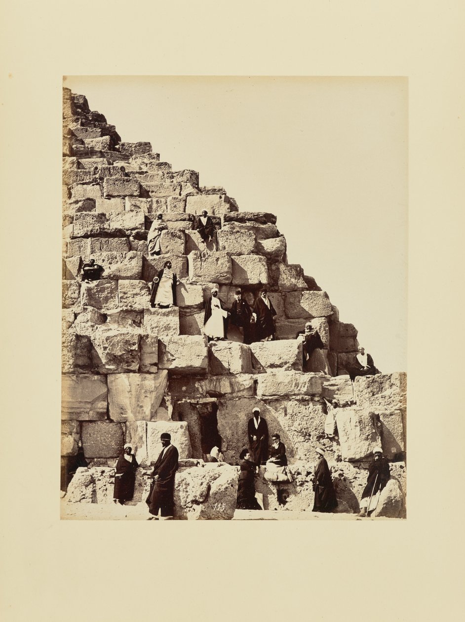 [Groepsportret op de stenen blokken van een piramide, Egypte] door Félix Bonfils