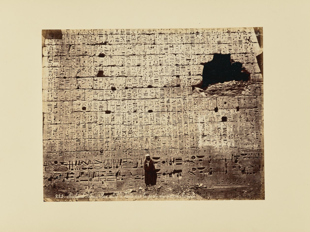Medinet-Abou - Bas-reliëf rechts boven de deur van de grote tempel door Félix Bonfils