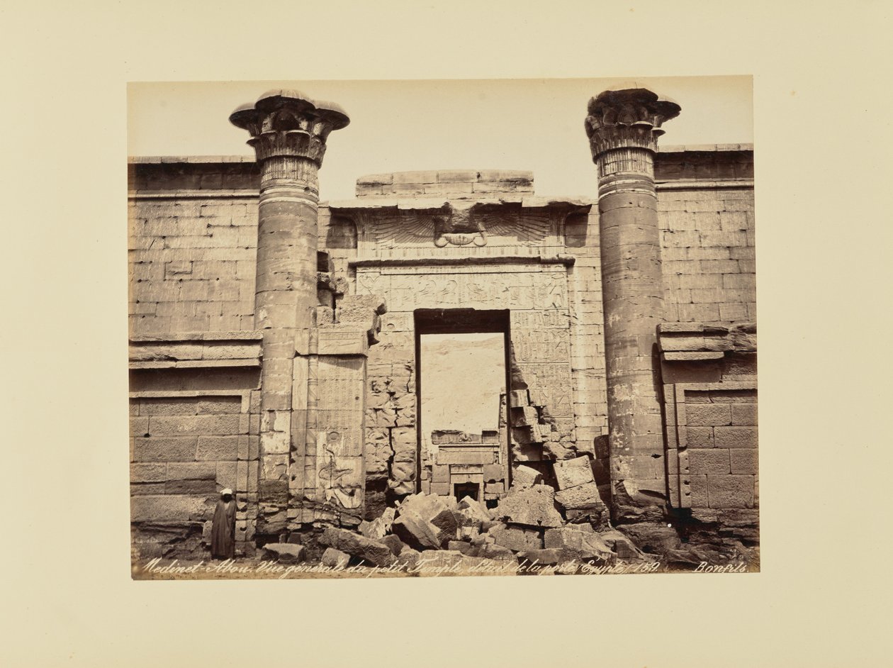 Medinet-Abou. Algemeen aanzicht van de kleine tempel, detail van de deur (Egypte) door Félix Bonfils