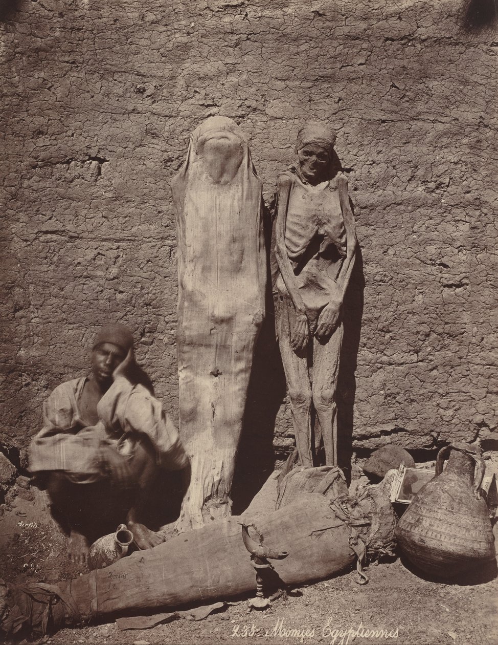 Momies Egyptiennes (Egyptische Mummies),c. 1870 (foto) door Félix Bonfils