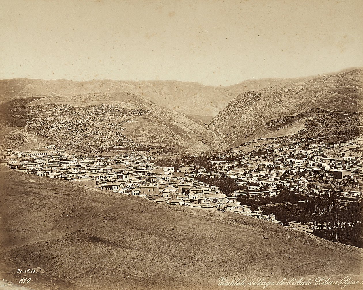 Panoramisch uitzicht op Zahleh, Syrië door Félix Bonfils