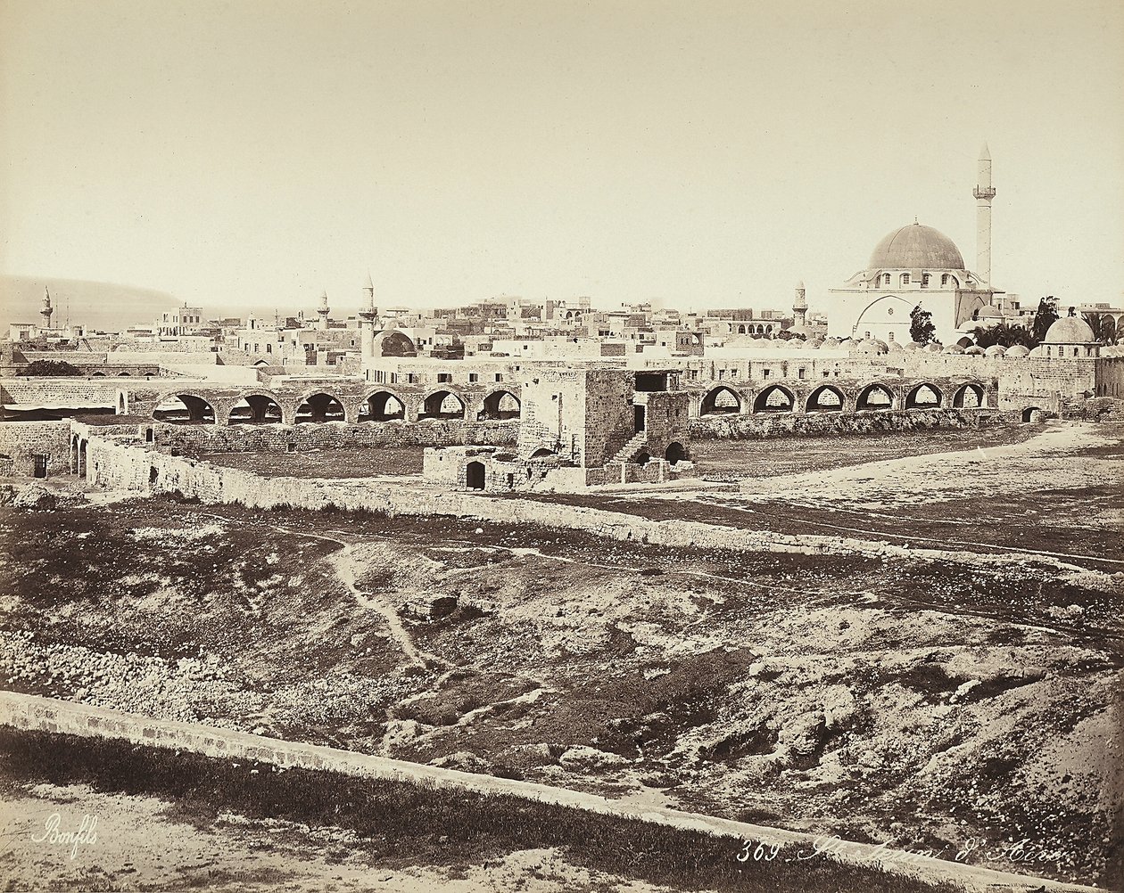 Panoramisch uitzicht op een bevolkt gebied met een moskee, in Israël door Félix Bonfils