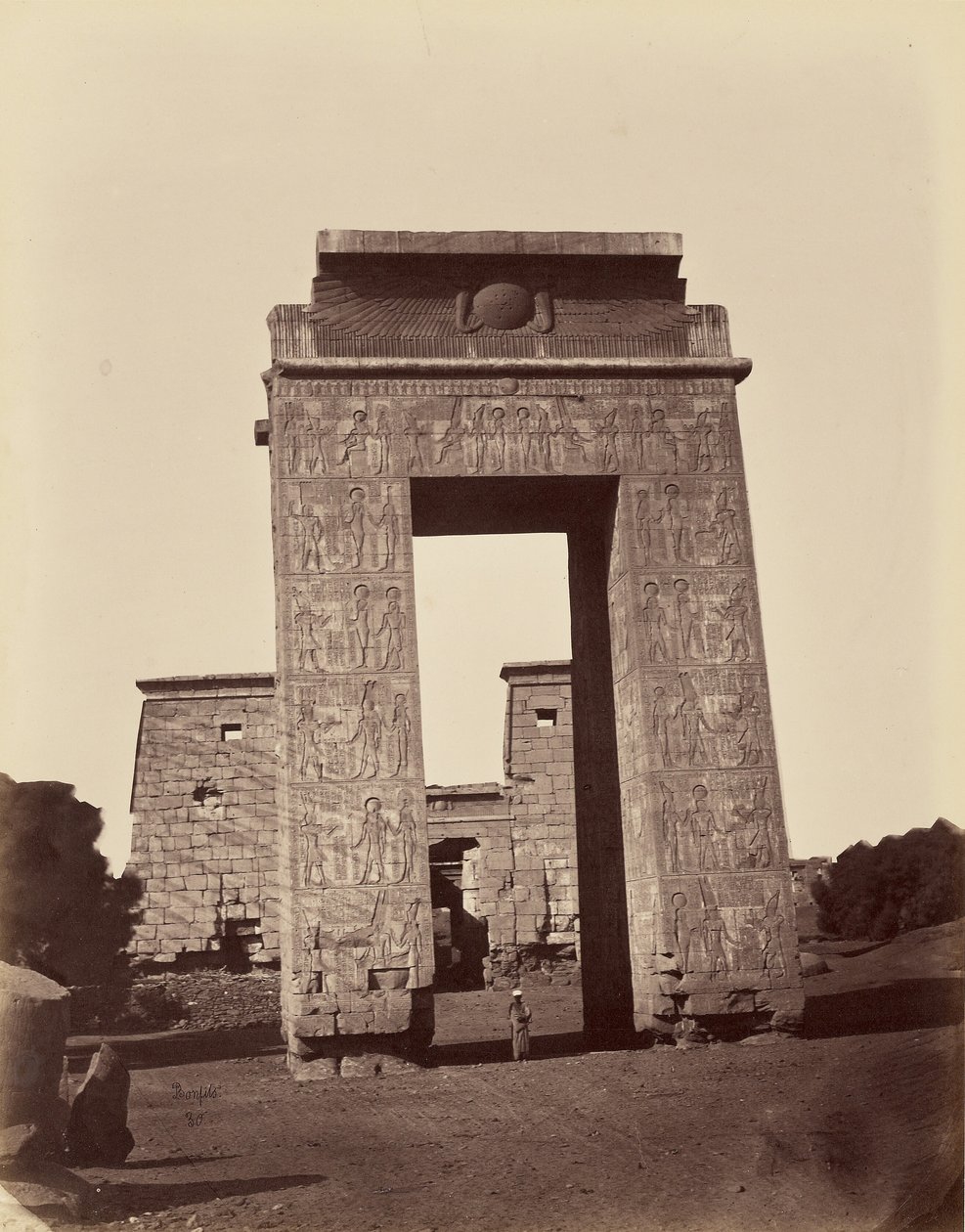 Propylone Ptolemeen en ingangspoort van de kleine tempel [Karnak, Thebe] door Félix Bonfils