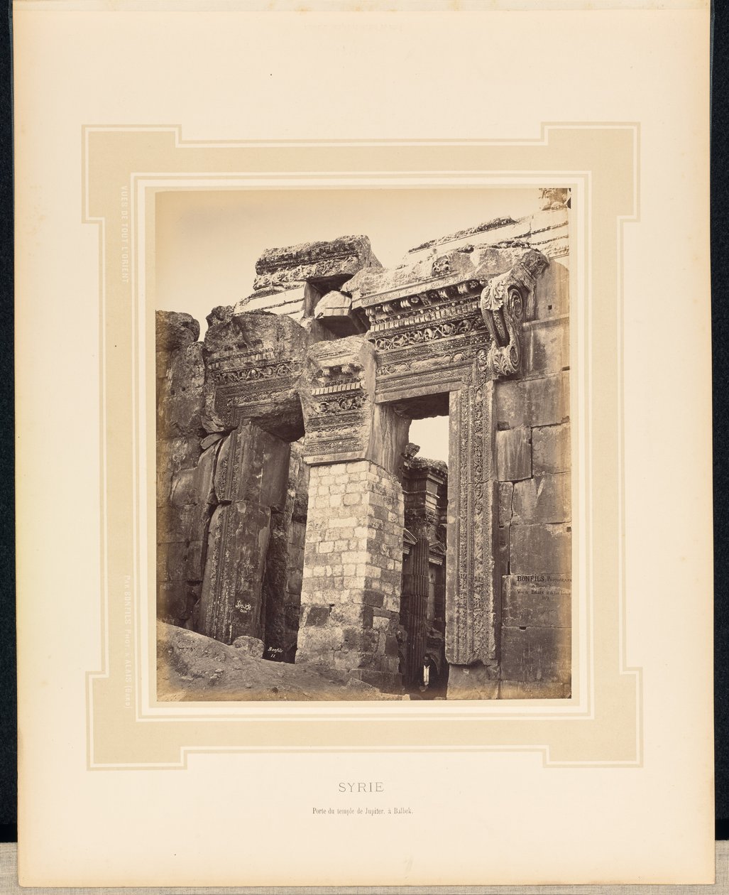 Syrië: Poort van de tempel van Jupiter in Baalbek door Félix Bonfils