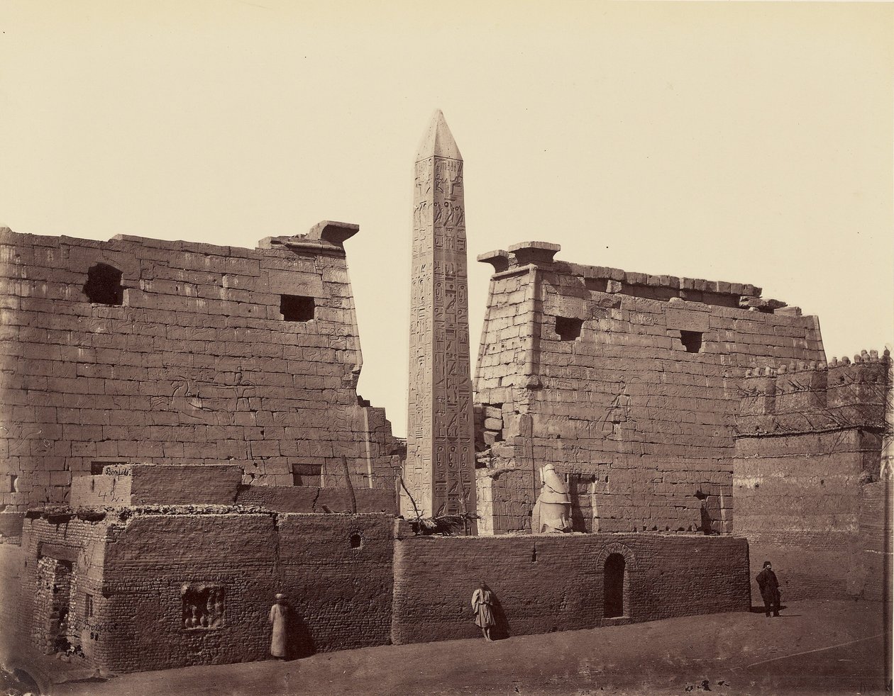Tempel van Luxor: obelisk en pyloon [Thebe] door Félix Bonfils