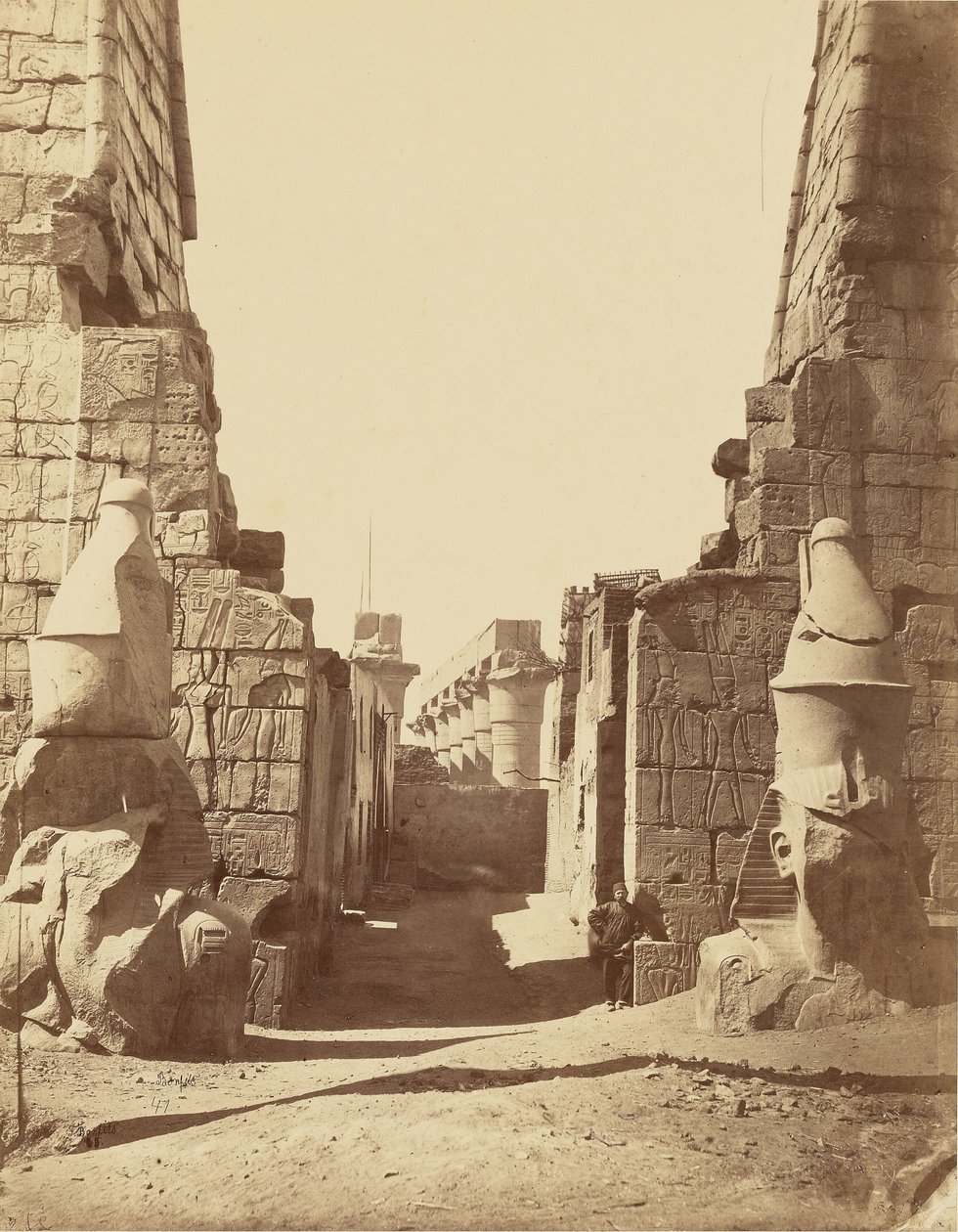 Tempel van Luxor, triomfantelijke ingang [Thebe] door Félix Bonfils
