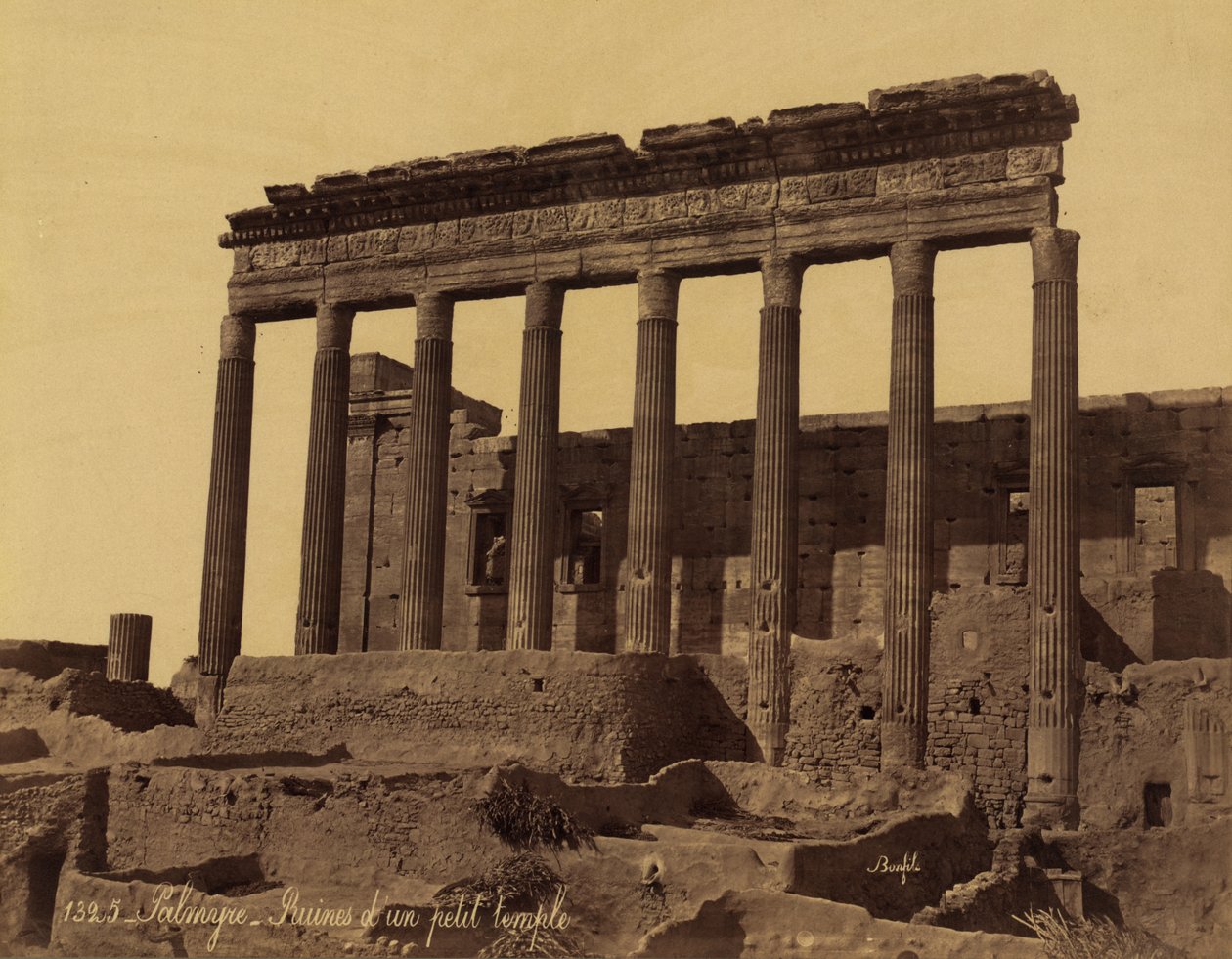 Vrijstaande zuilengang voor een tempel in Palmyra, Syrië door Félix Bonfils