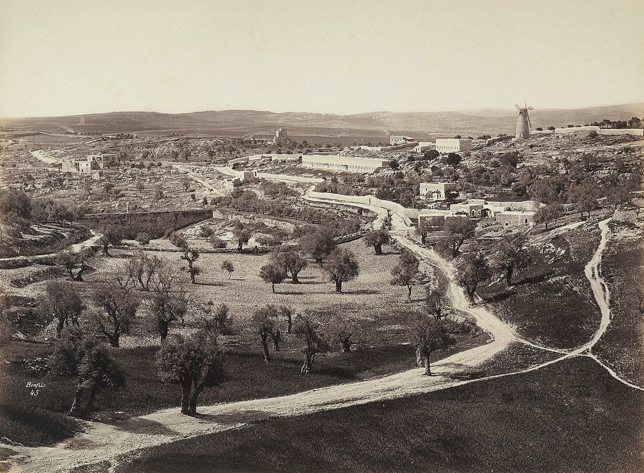Valleilandschap met een windmolen en olijfboomgaarden door Félix Bonfils